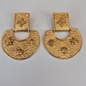 Domenique Aurientis Vintage Door Knocker Textured Statement Clip Earrings